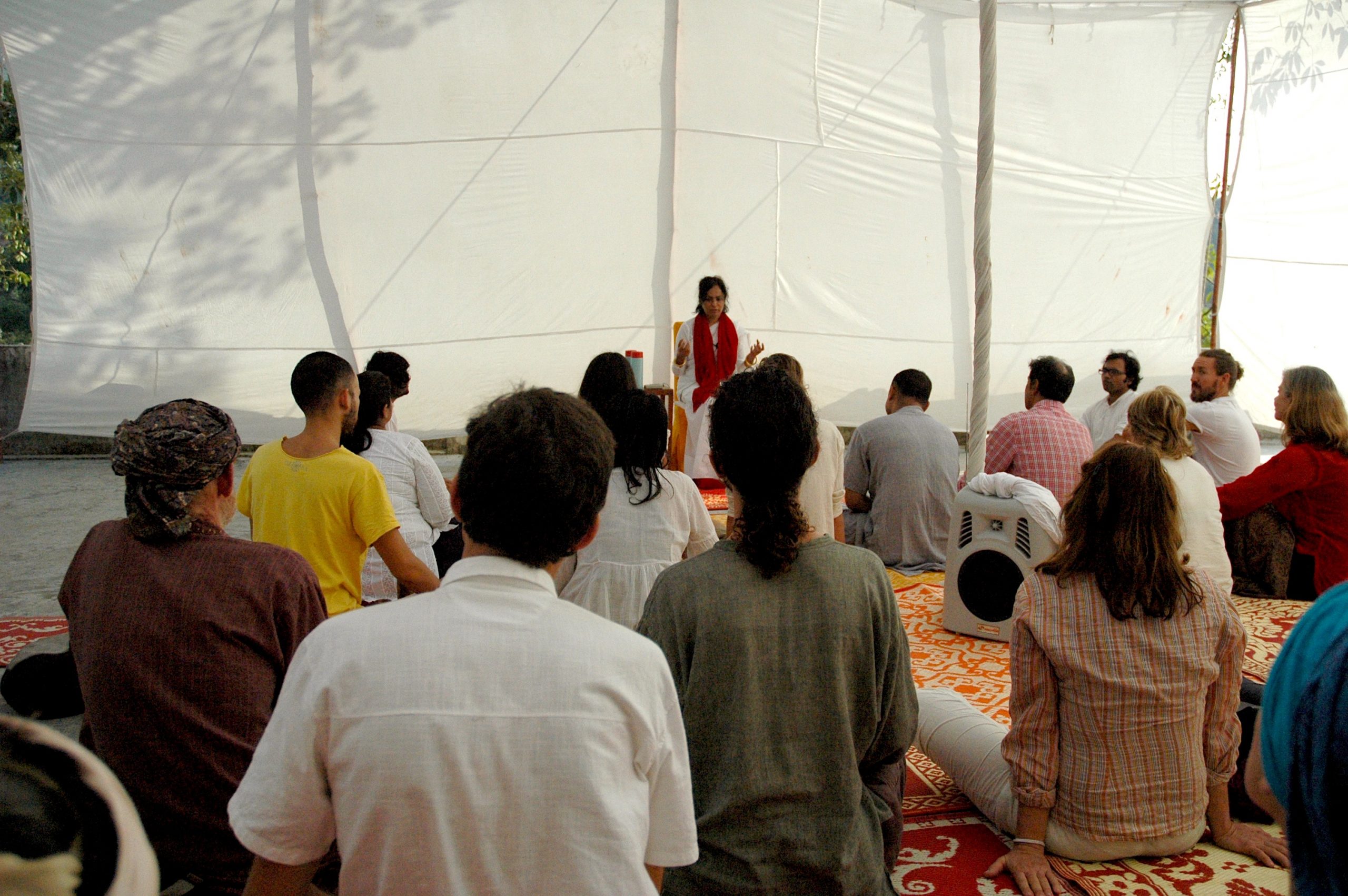 Rishikesh_Open_Satsang_audience_from_the_back